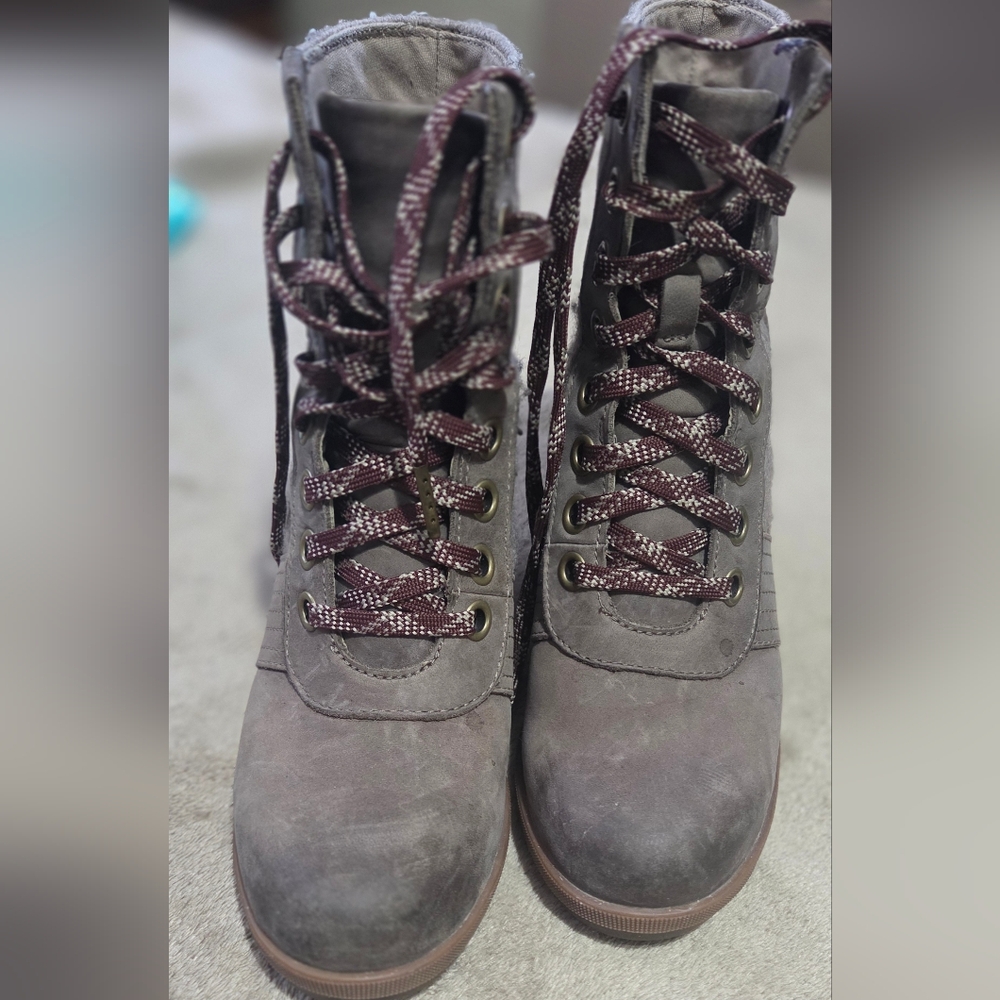 Sorel Gray Suede Lace-Up Ankle Boots with Burgundy Laces